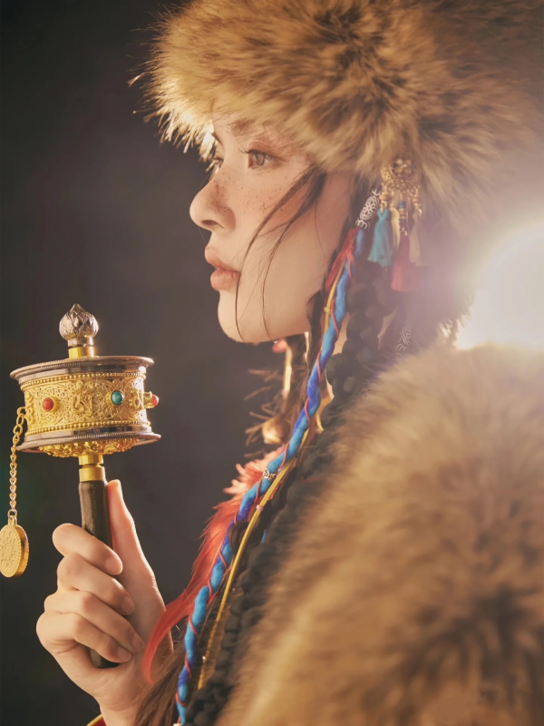 Tibetan ethnic ornaments: Hand-cranked gold prayer wheel